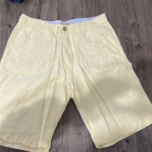 Alexander Julian 100% organic cotton yellow men’s shorts size 32